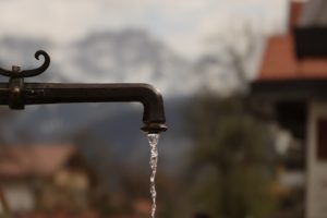 eau qui coule du robinet